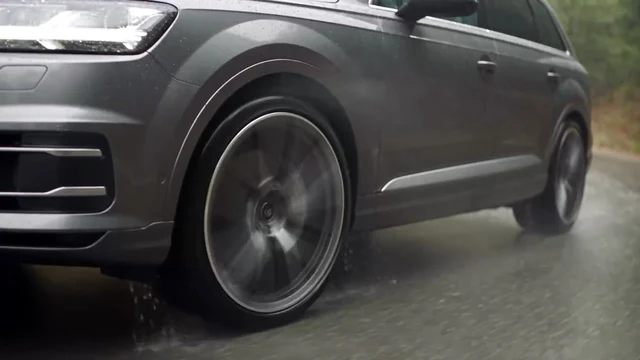 Передняя часть Audi и колесо на дороге крупным планом — ИЗДИДЖИТЛ