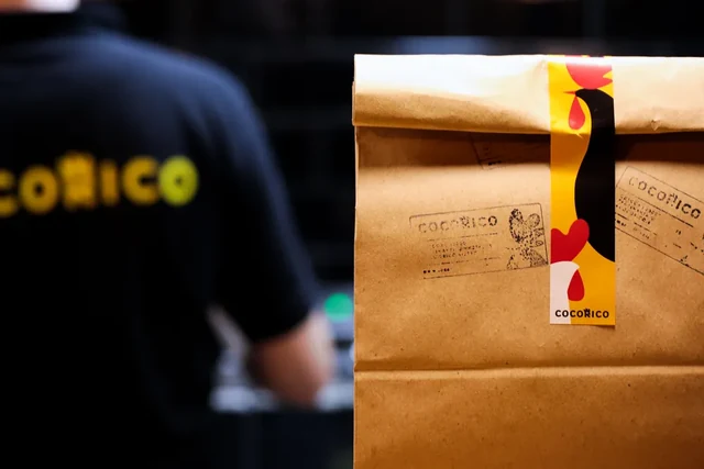 Бумажный пакет с жёлто-красной пломбой Cocorico на стойке — ИЗДИДЖИТЛ