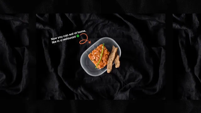 Контейнер с рыбой и овощами на чёрной ткани — ИЗДИДЖИТЛ