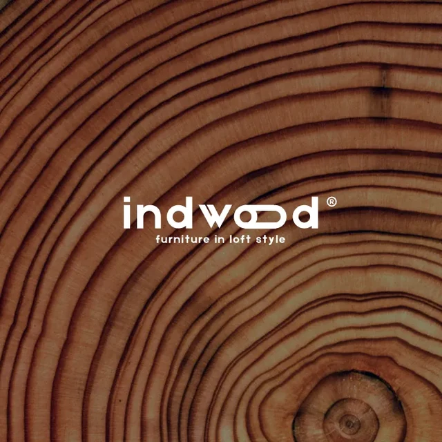 Белая надпись Indwood на срезе дерева — ИЗДИДЖИТЛ