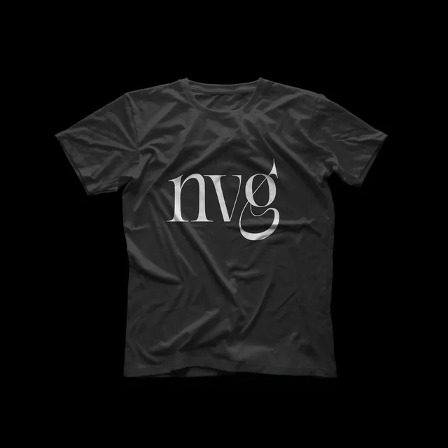 Чёрная футболка с белой монограммой NVG — ИЗДИДЖИТЛ