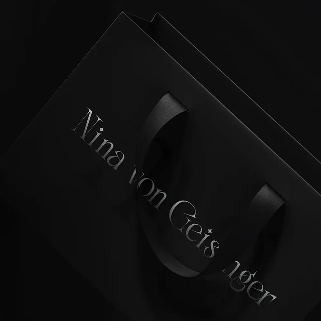 Чёрные бумажные носители с тиснением Nina von Geissber — ИЗДИДЖИТЛ