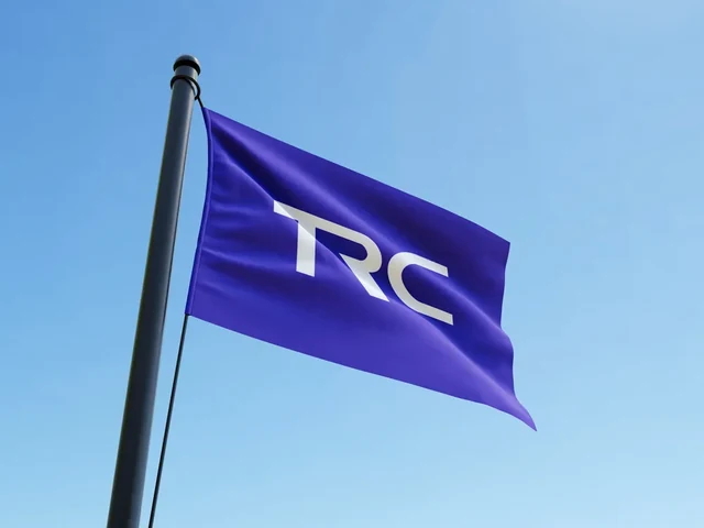 Фиолетовый флаг с белой надписью TRC — ИЗДИДЖИТЛ