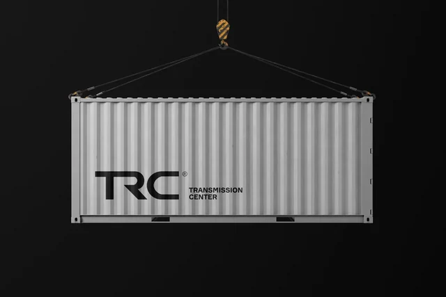 Серый транспортный контейнер с чёрной надписью TRC — ИЗДИДЖИТЛ
