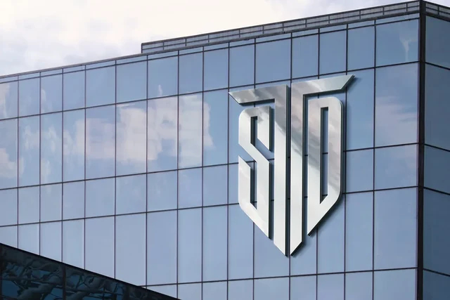 Объёмная светлая монограмма TSD на стеклянном фасаде — ИЗДИДЖИТЛ